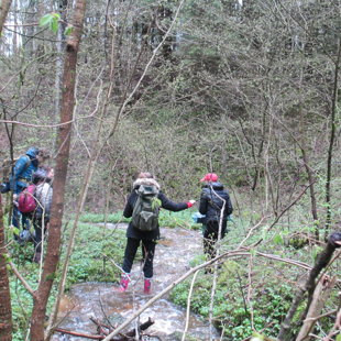 Draugui be guminių batų reikia padėti